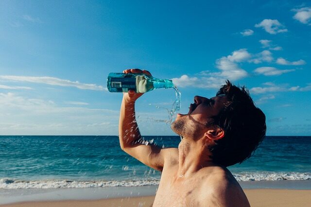 hombre_bebiendo Salud beber Agua
