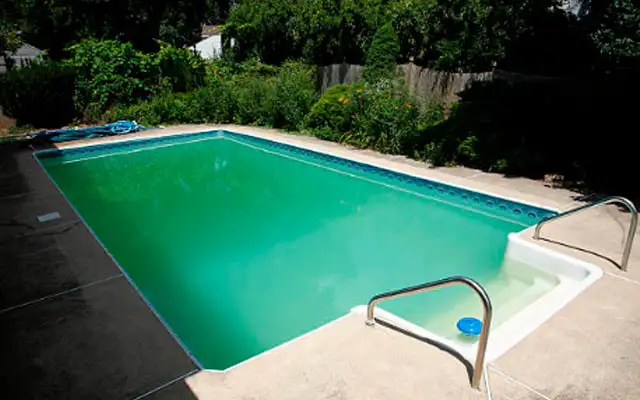 Porque se pone la piscina verde